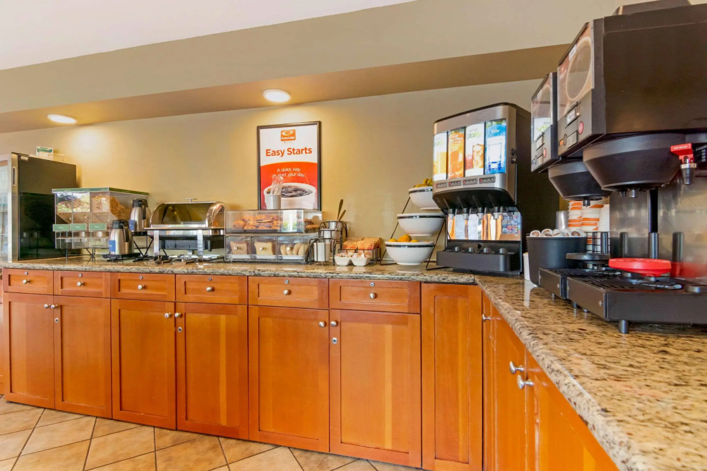 Econo Lodge Inn & Suites - фото 20