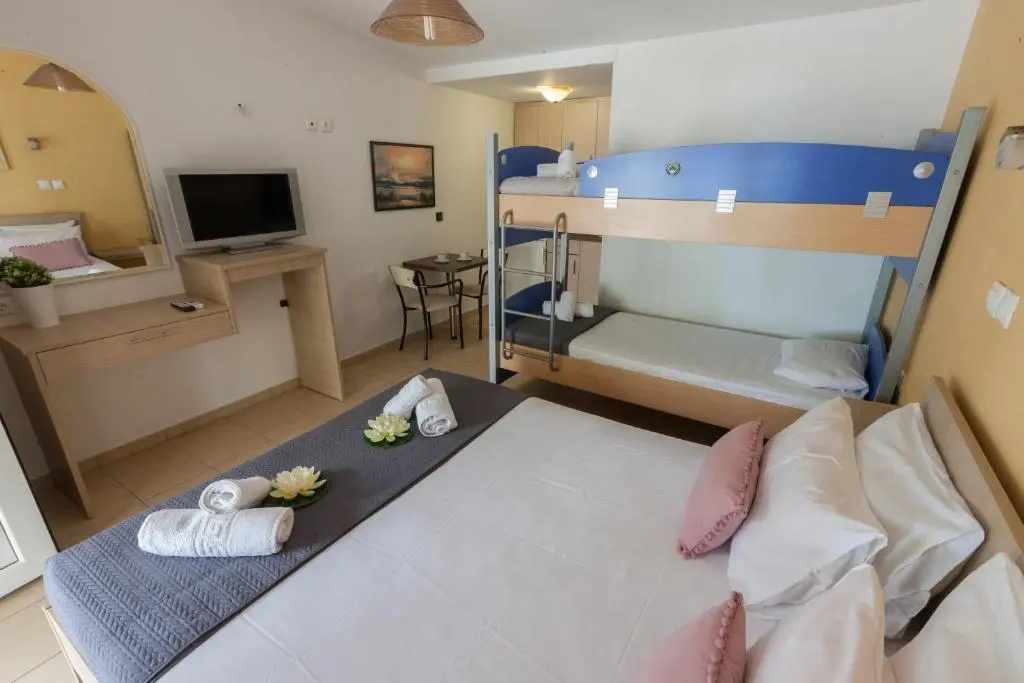 Standard Quadruple room with garden view