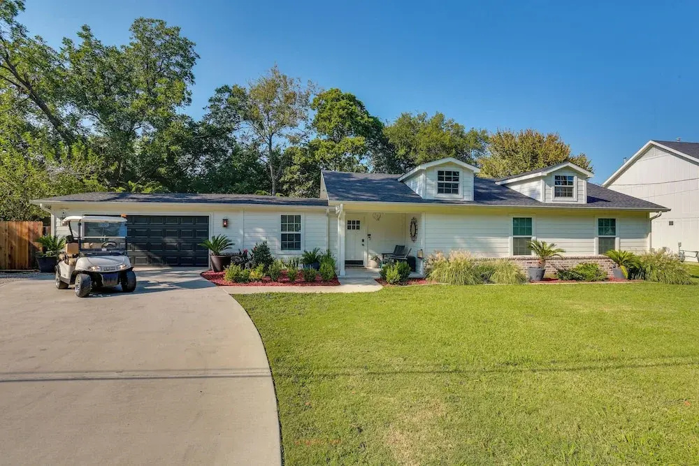 3 Mi to Lake Ray Roberts: Luxe Pilot Point Home