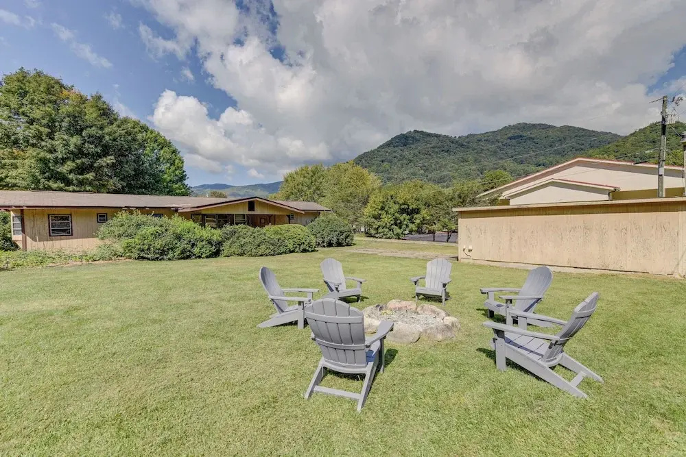 5 Mi to Cataloochee Ski Area! Family Home w/ Views