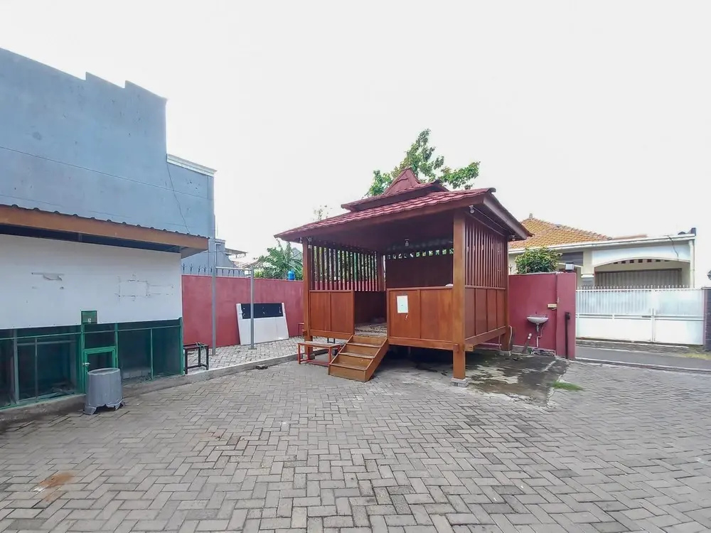 RedDoorz Syariah @ Homestay Bougenville near Taman Alun-Alun Kota Lamongan