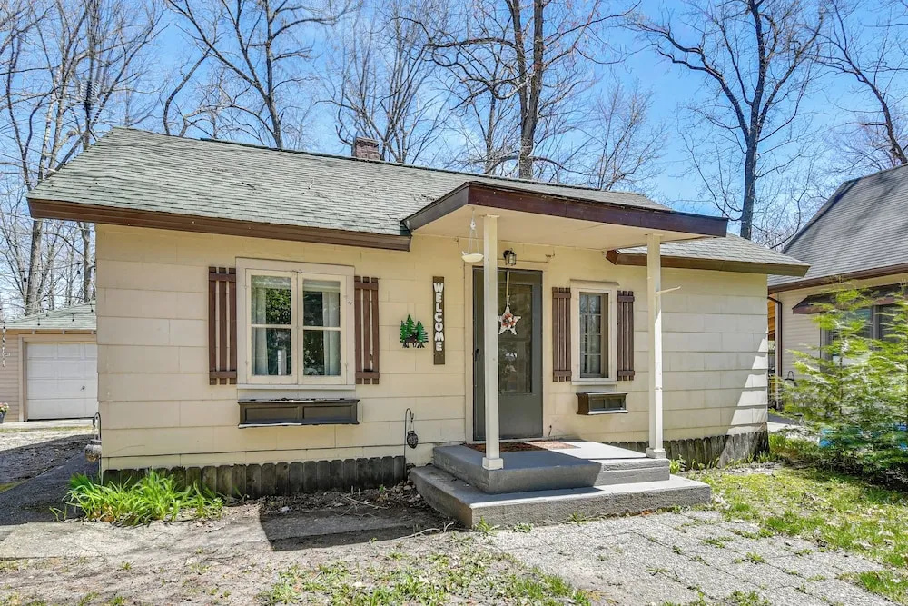Family-friendly Cabin: Walk to Lake Access!