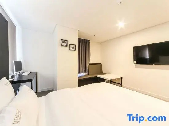 Superior Double room with city view (full double bed)