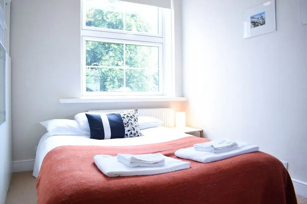 2 Bedroom Flat Near Tower Hill