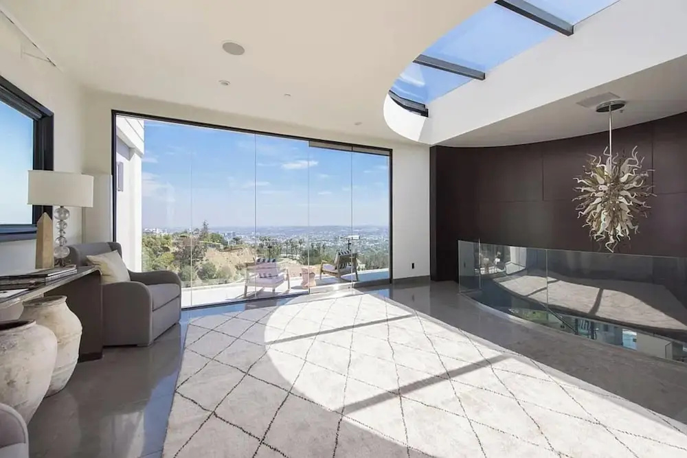 Beverly Crest: Ultra-private BH Retreat w/ Infinity Pool & Skyline Vistas