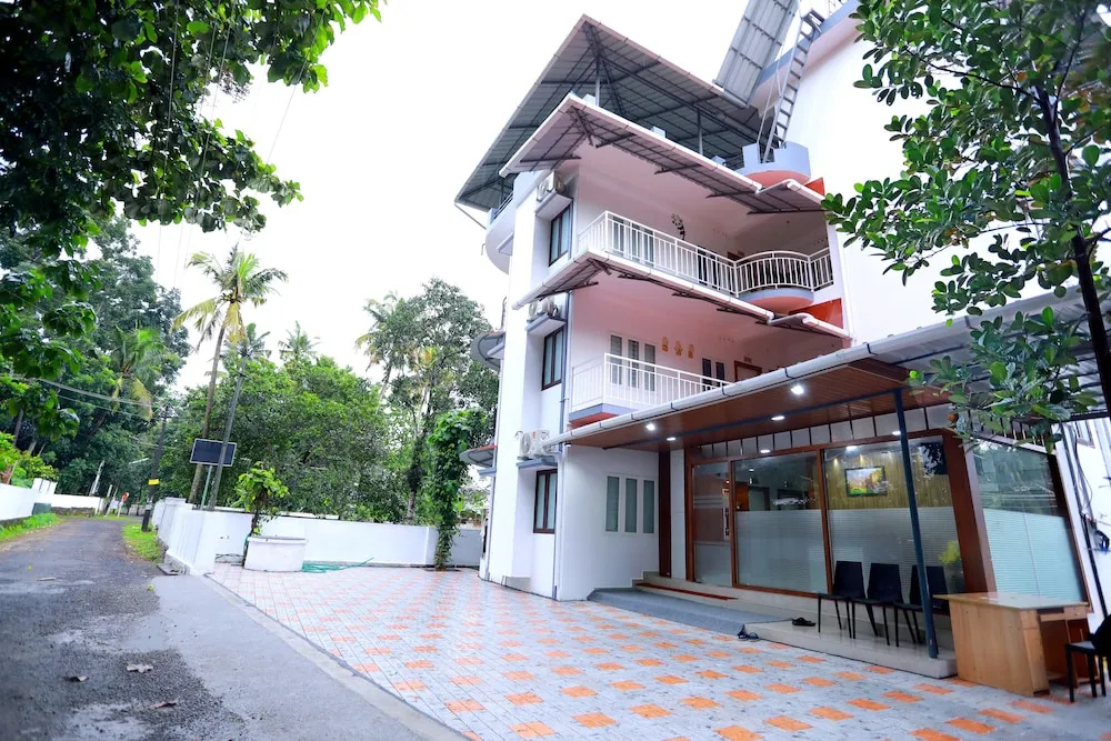 Base 9 Airport Hotel