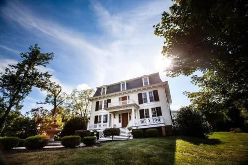 Chestnut Hill Bed & Breakfast