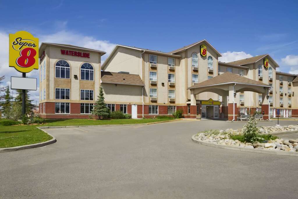 Super 8 by Wyndham Fort St. John BC image