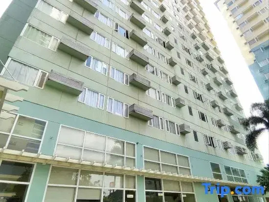 2 Bedroom Suite Condotel with Fast WIFI near BGC and Venice Grand Canal