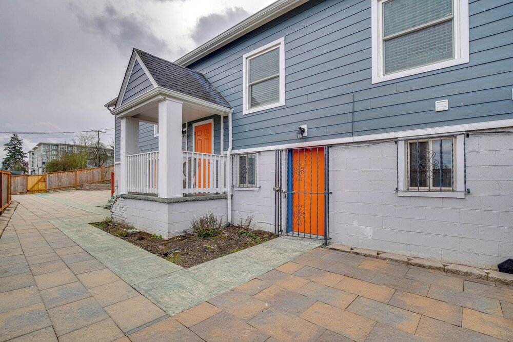 Gateway to Downtown Tacoma! Sleek Couple's Condo