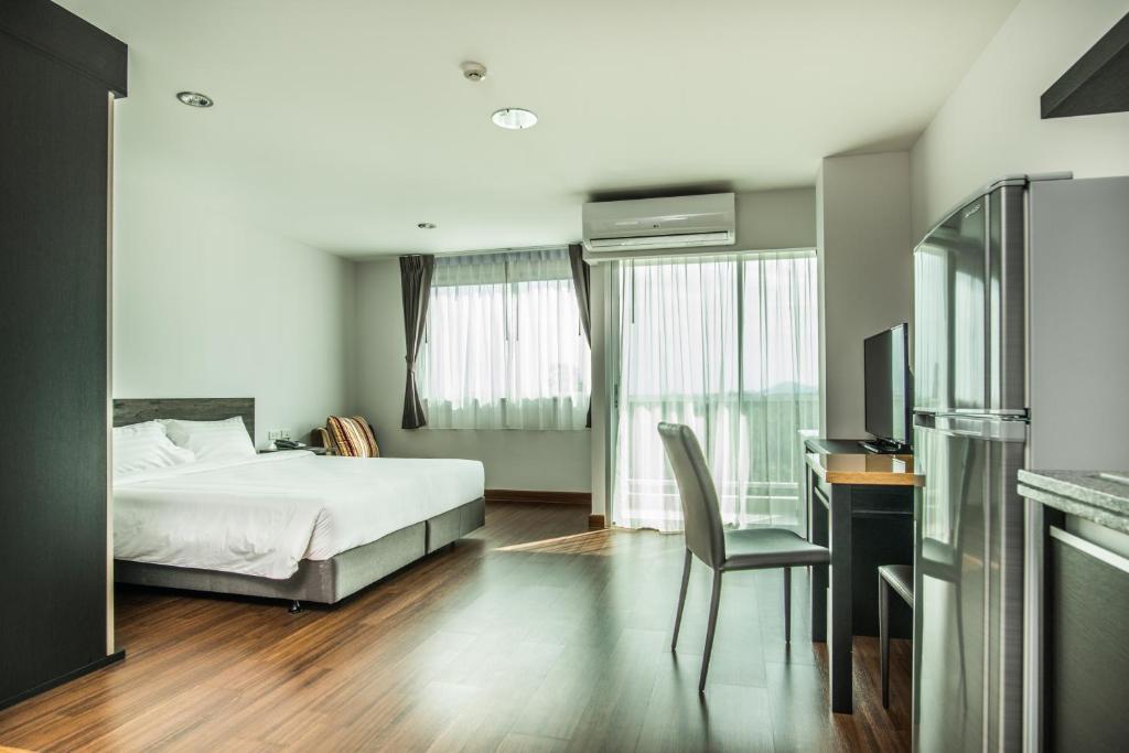 Двухместный номер Deluxe двуспальная кровать в Winner Sriracha Service Apartment