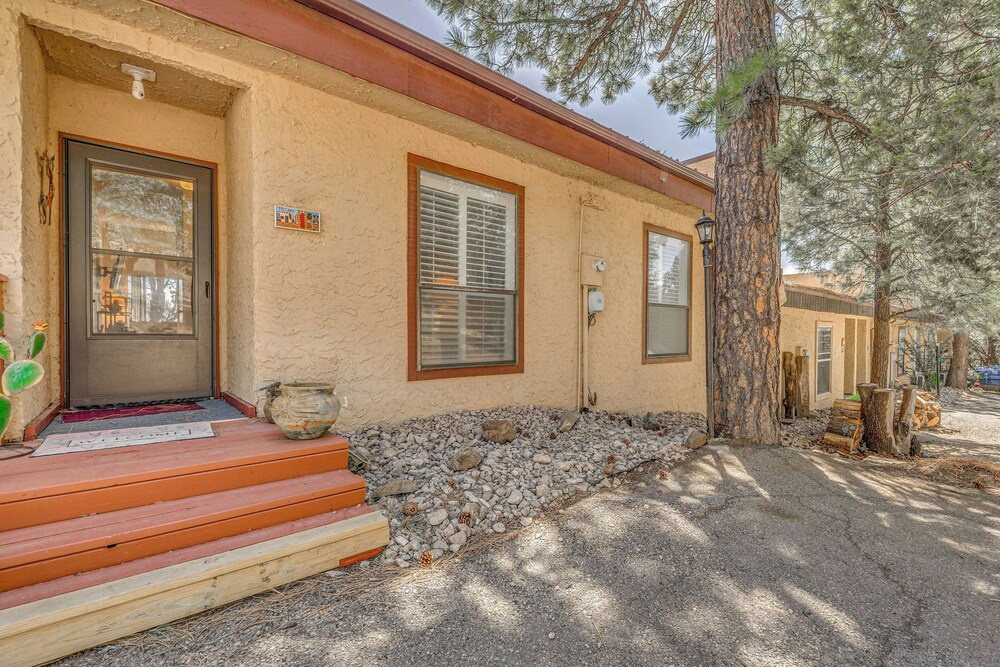 Alto Townhome w/ Deck Near Ski Apache!