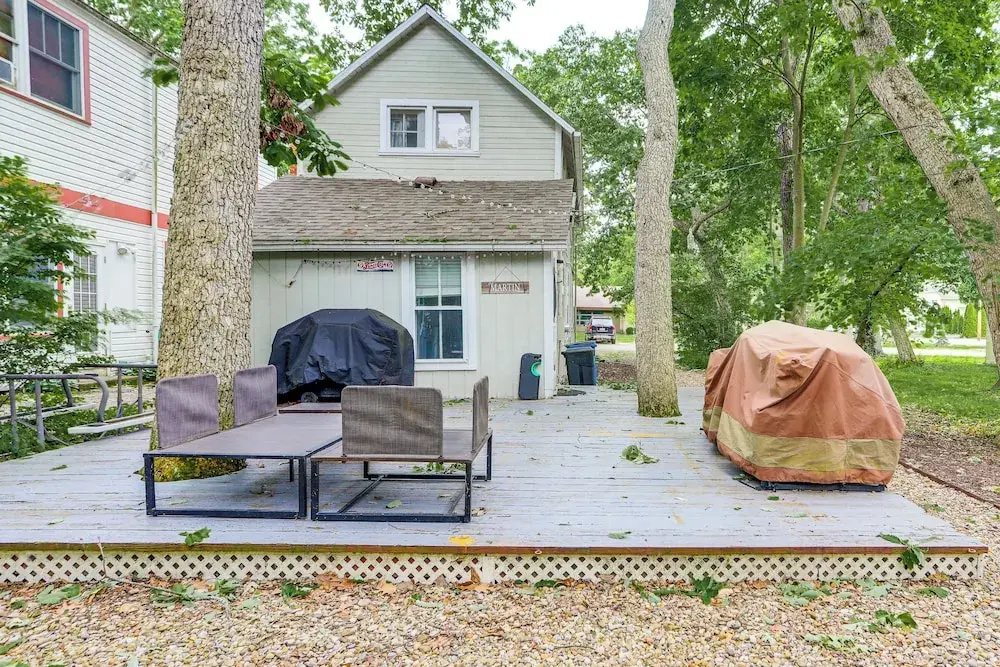 Walk to Lake: Historic Lakeside Marblehead Cottage
