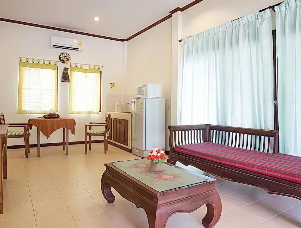 Отель OYA International Resort Phuket в Чалонге