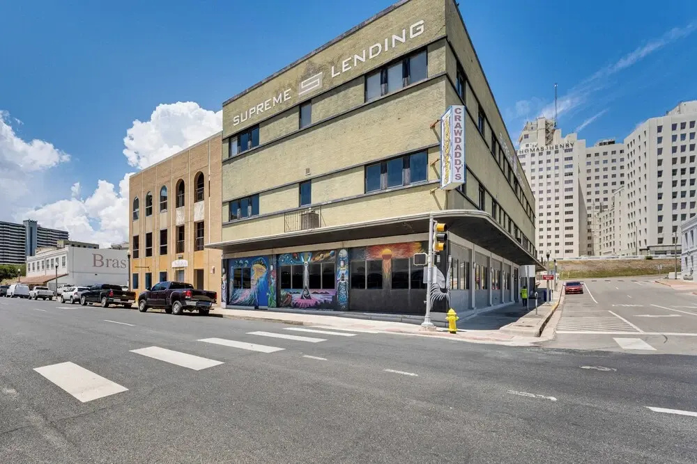 Walk to Corpus Christi Bay: Loft w/ Shaded Parking