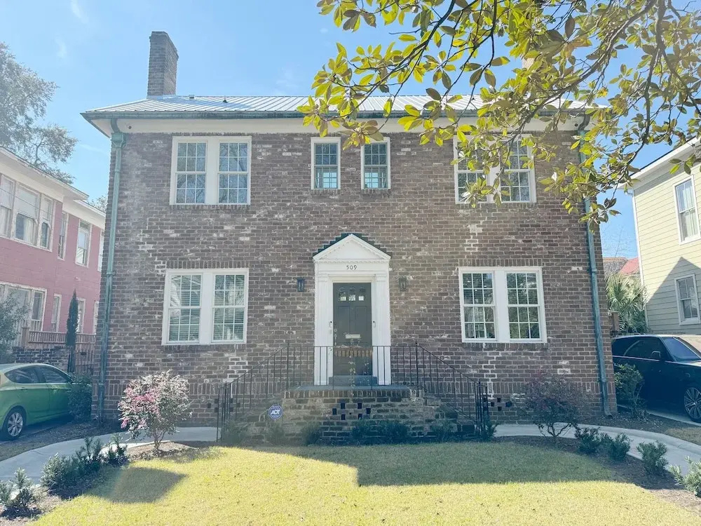 Classy 3-Story Downtown Apt