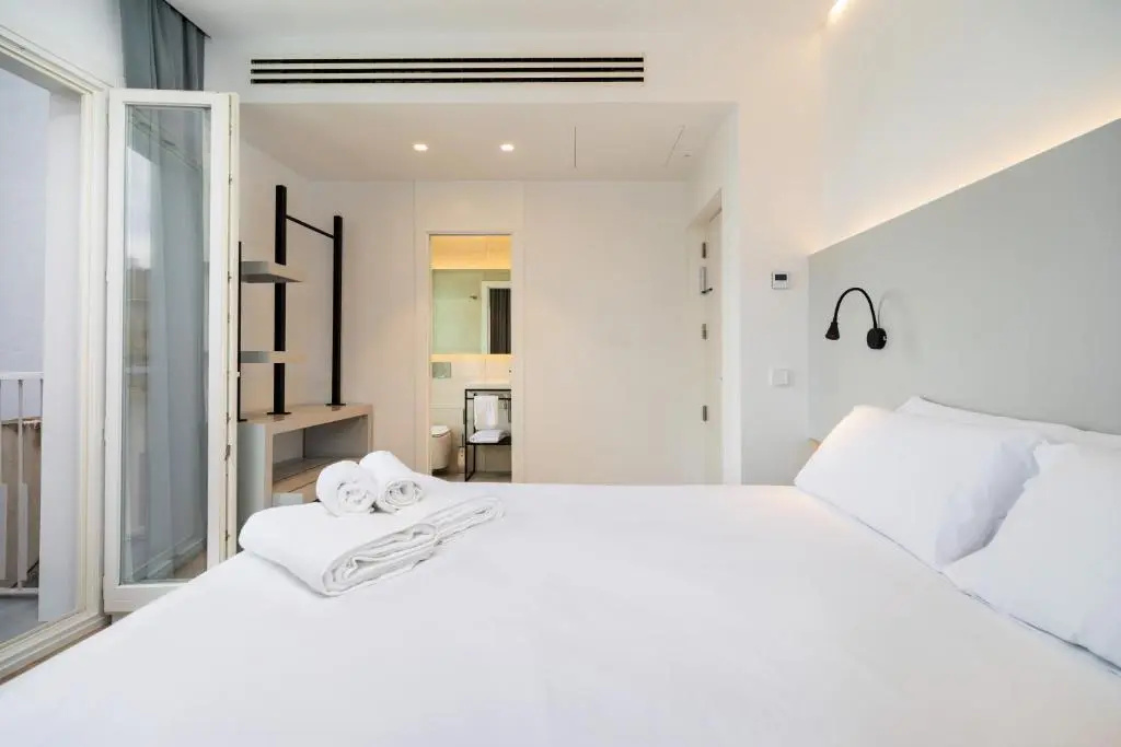 Deluxe Double room with balcony (full double bed)
