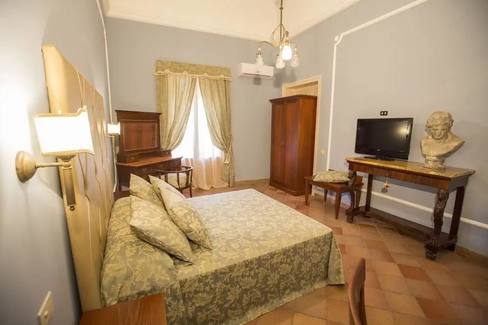 Deluxe Double room with city view (full double bed)