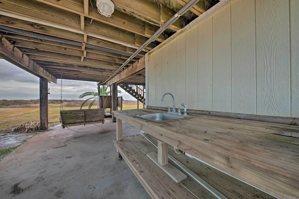 Steps to Gulf! Pet-friendly Galveston Getaway