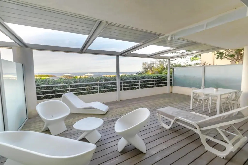 2 Bedrooms Basement Apartment with sea view