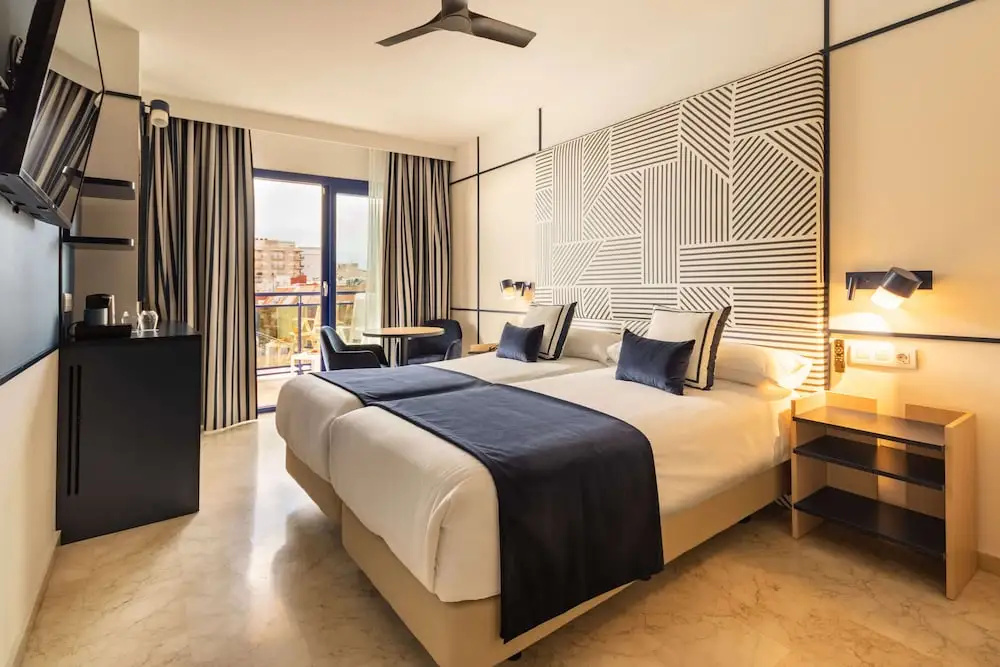 Deluxe Double room (full double bed)
