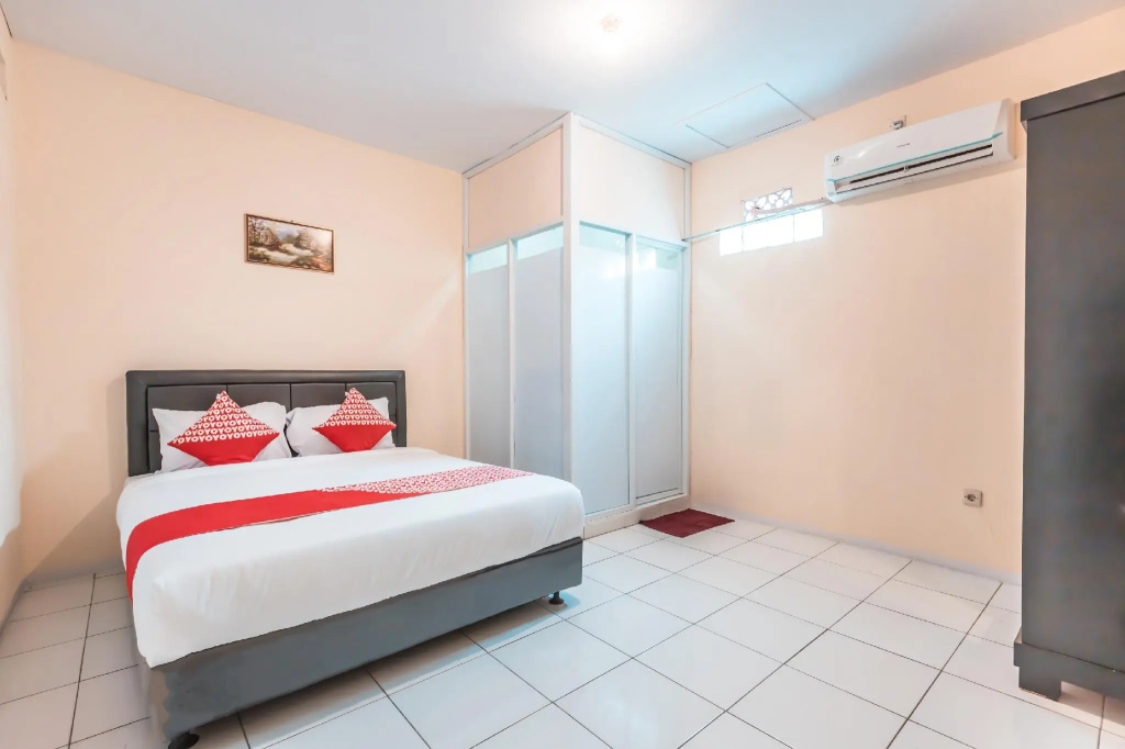 Hotel O J&b Room Pramuka - Tap to explore photos