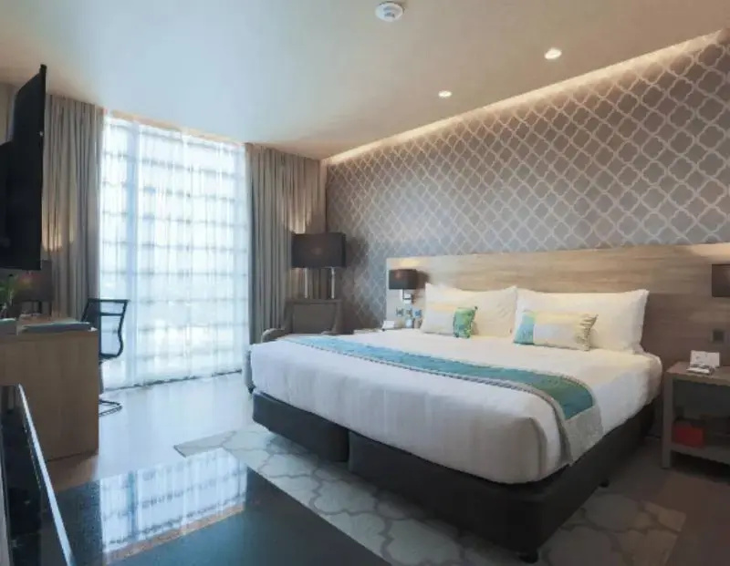 Premier Double room with city view (full double bed)