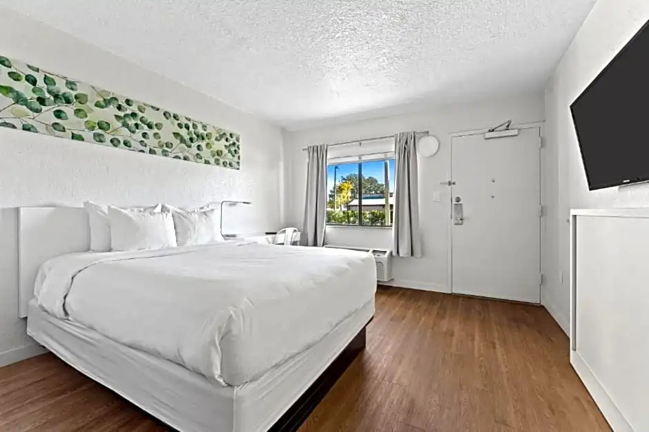 Standard Double room with pool view (full double bed)