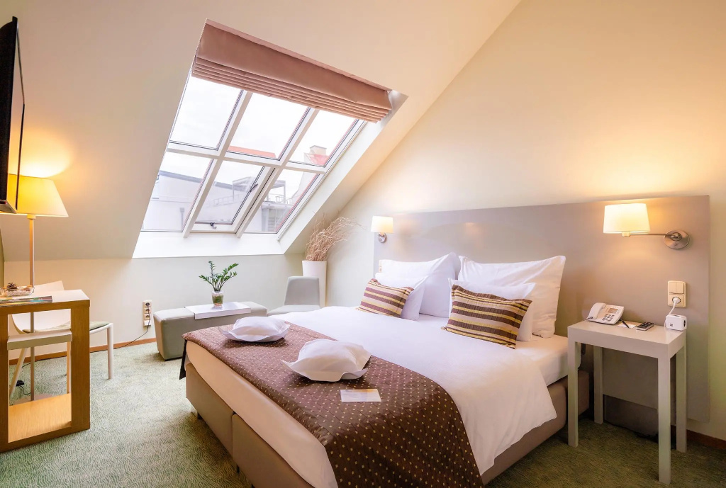 Deluxe Double room (full double bed)