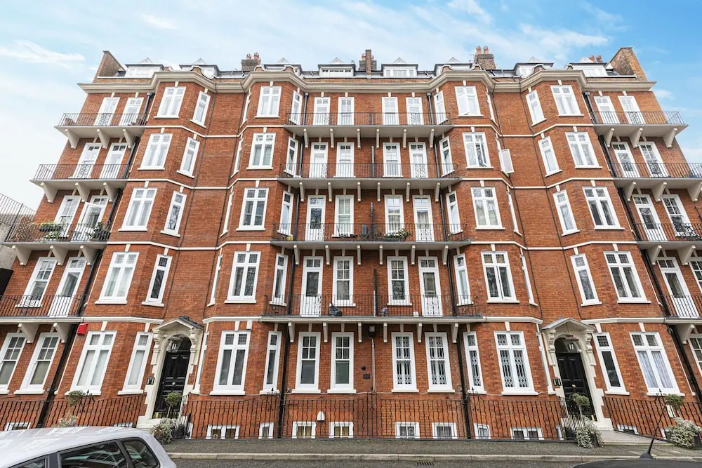 Stylish 3 Bedroom Flat with balcony is West Kensington