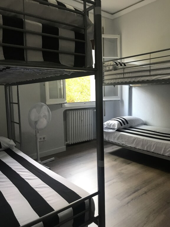 Кровать в общем номере в JMG Hostel Madrid