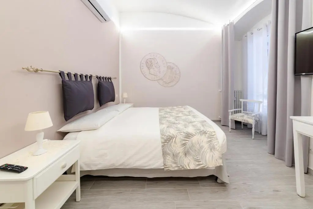 Standard Double room with courtyard view (full double bed)