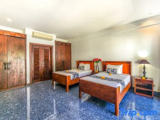 5 Bedrooms Villa
