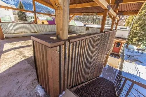 Lotus Mountain Suites West Suite