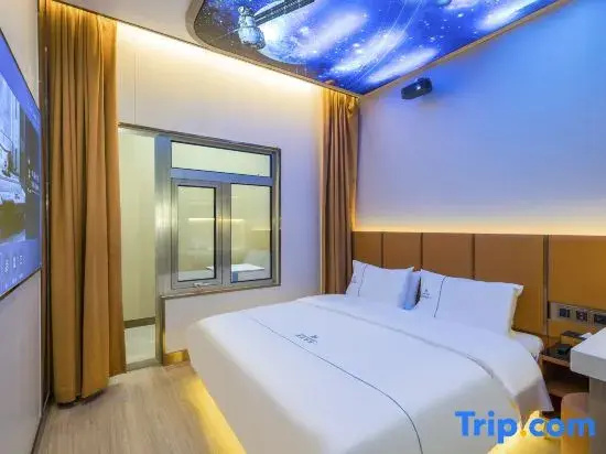 Standard Double room with courtyard view (full double bed)