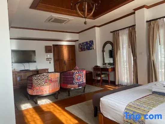 Двухместный номер Deluxe с балконом двуспальная кровать в Baan Huen Phen