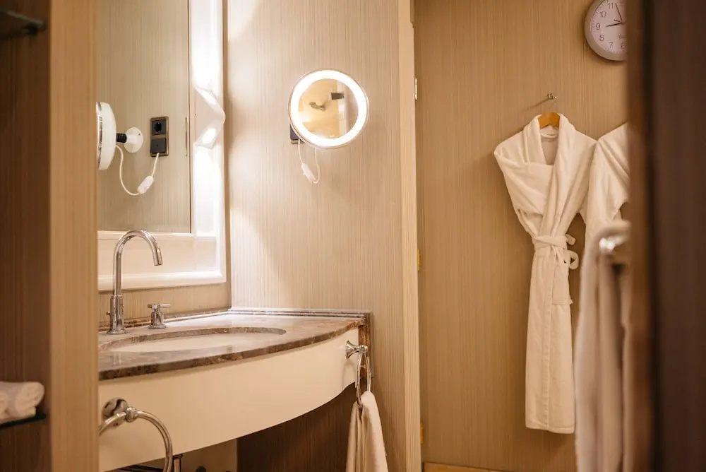 Double Club Access room (full double bed)