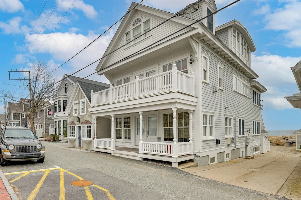 Couples Retreat on Commercial St! Walk to Beach