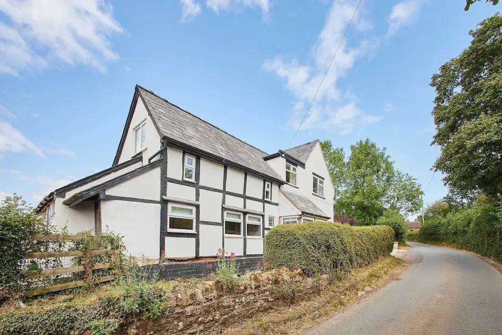 Host Stay Merrow Cottage