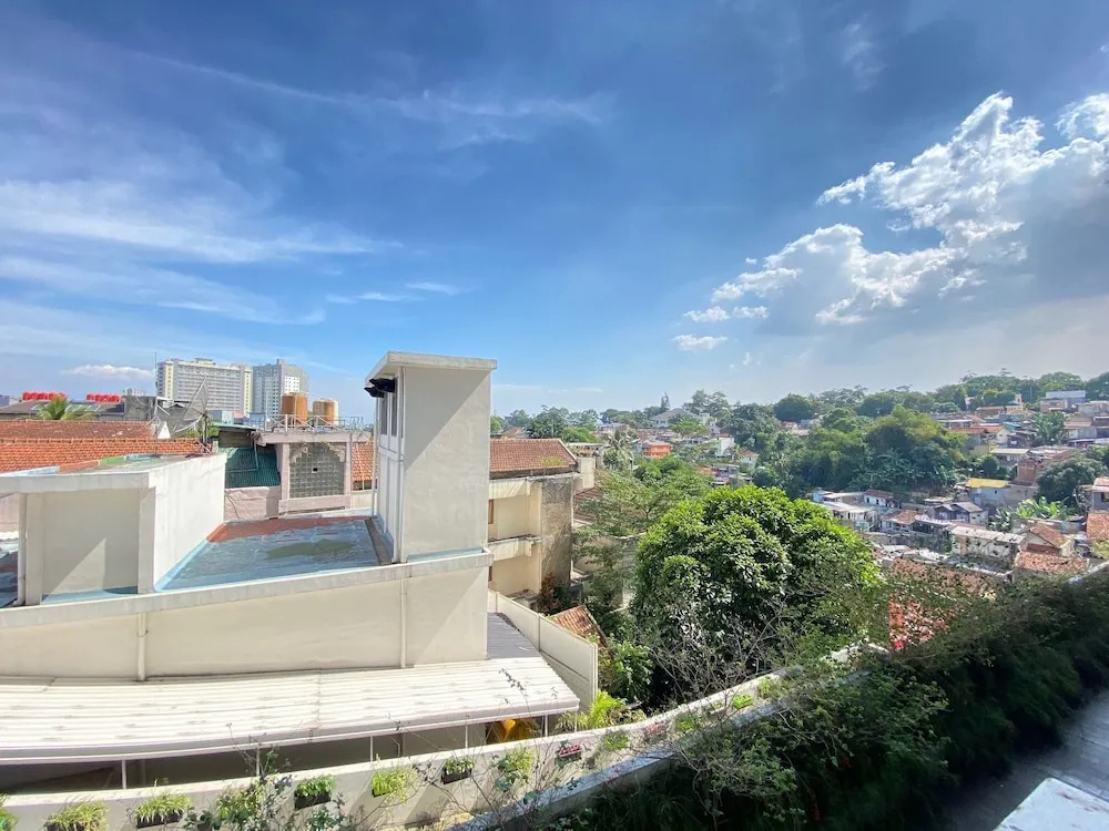 Modern Look 1Br Apartment At Parahyangan Residence Near Unpar