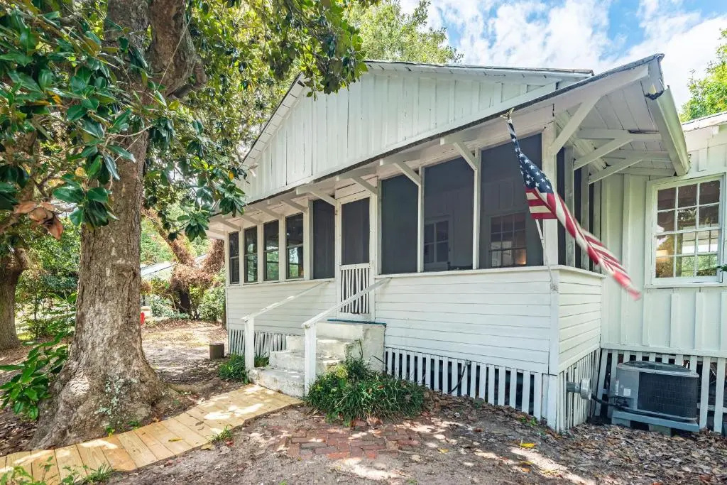 808 E Ashley - The Board and Batten - 3 Bedrooms near Ocean