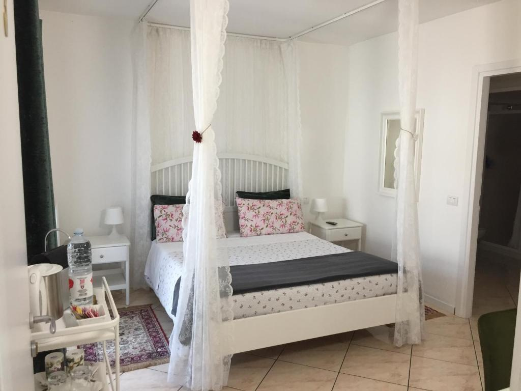 Deluxe Double room with balcony (full double bed)