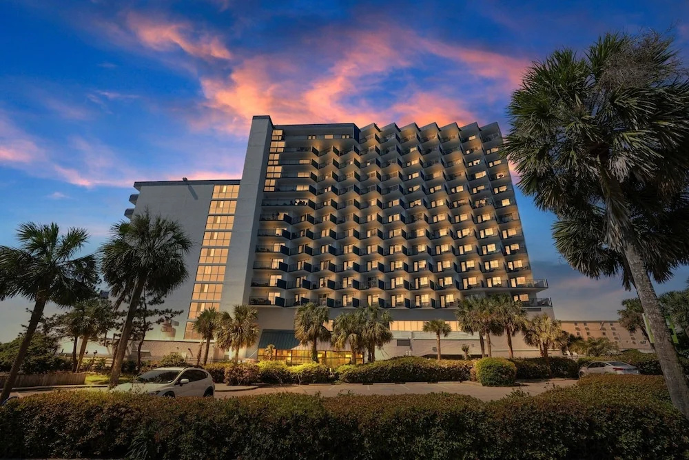 Beachfront, Two Queen Beds, Pool, Hot Tub, Free Parking 1 Bedroom Condo