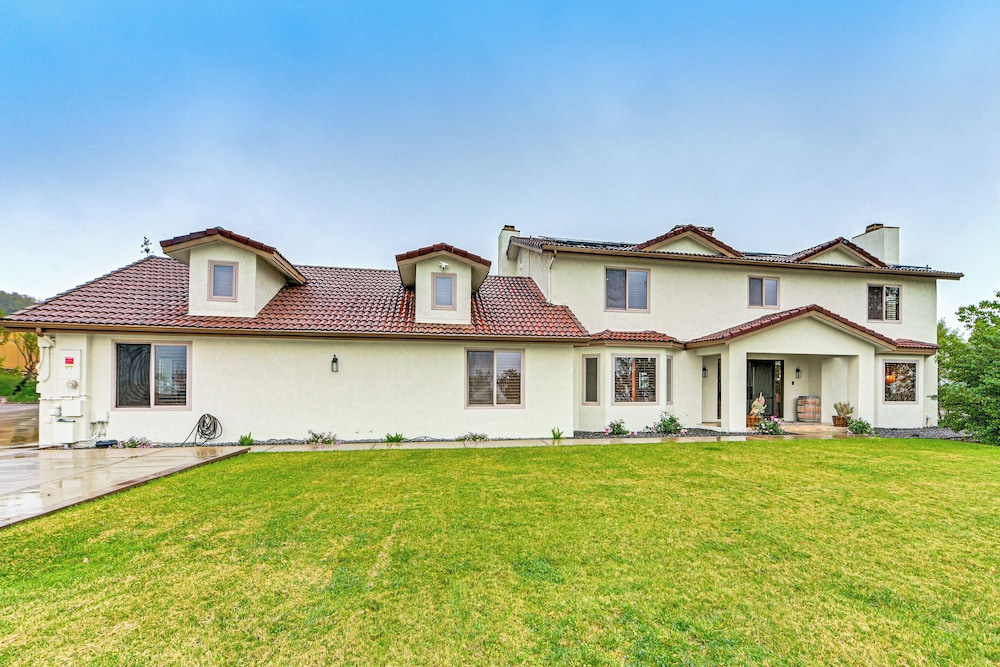 Game Room, Hot Tub & Views! Luxe Temecula Estate