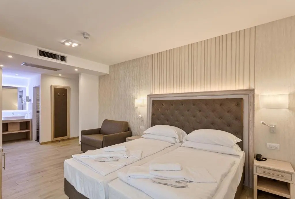 Deluxe Triple room with balcony and with lake view
