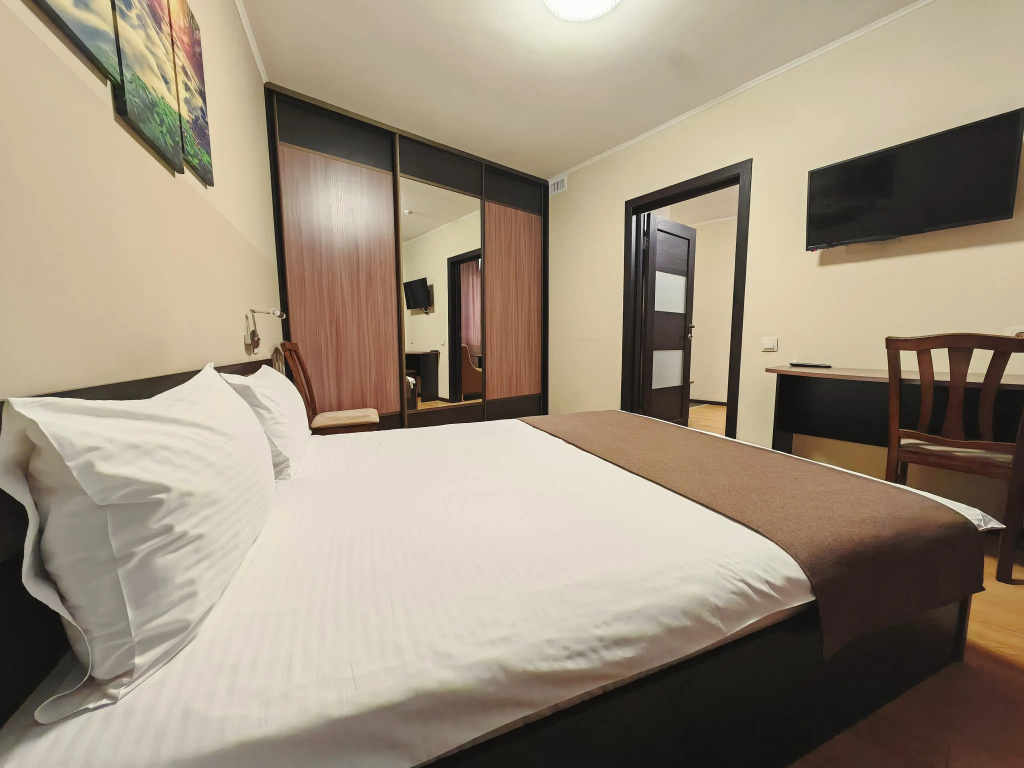 Double Suite (full double bed)