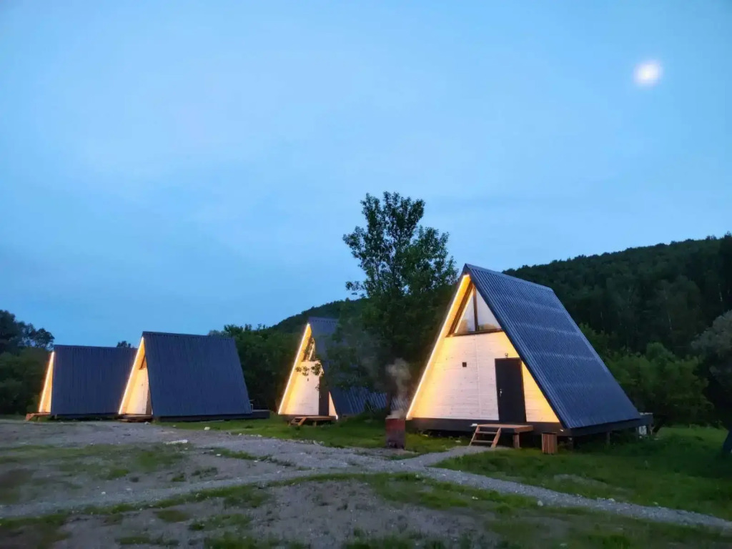 Шале двухэтажный А-фрейм с панорамным остеклением и террасой - фото 20