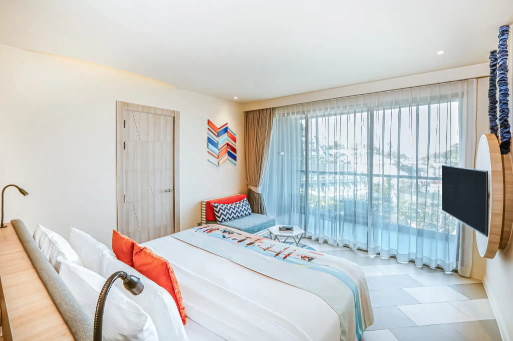 SIS On The Hill (No View) Double room with balcony (full double bed)