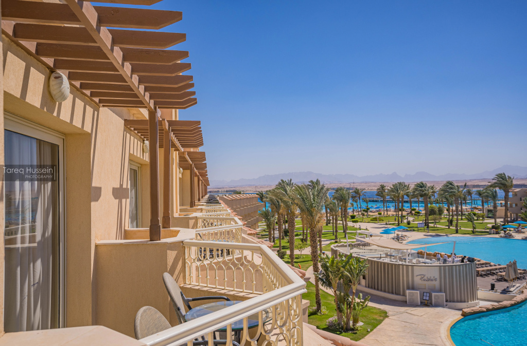 Pyramisa Sahl Hasheesh Resort hotel: Balconies overlook palm-lined resort pools and landscaped grounds.