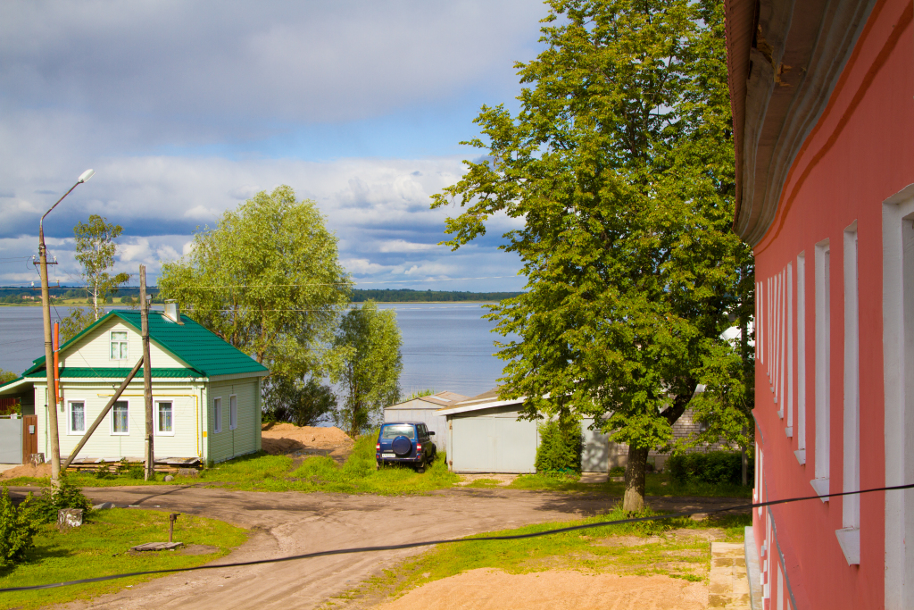 Береговой дом 5. Гостиница Береговая Осташков. Осташков Береговая 12. Прибрежный домик. Дом на береговой.